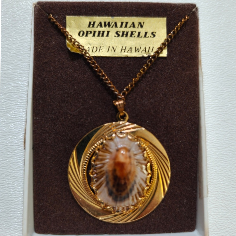Vintage Hawaiian Opihi Shell Gold Tone Pendant Necklace Made in Hawaii